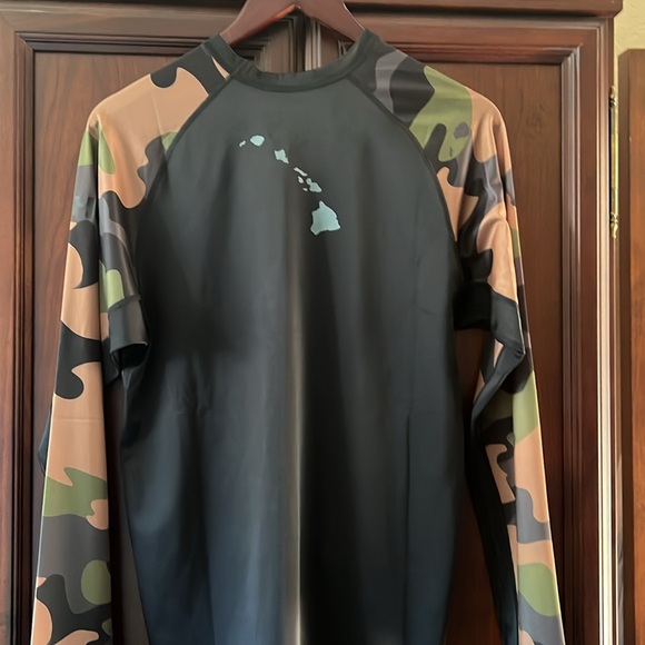 New without tags! Da Hui Hawaii by a group of surfers 🏄♂️ Camouflage Pullover! - Picture 2 of 8